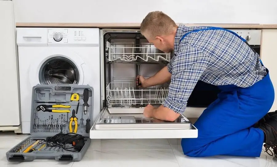 Çamlıdere Whirlpool servisi teknisyen ekibi beyaz eşya tamiri yaparken